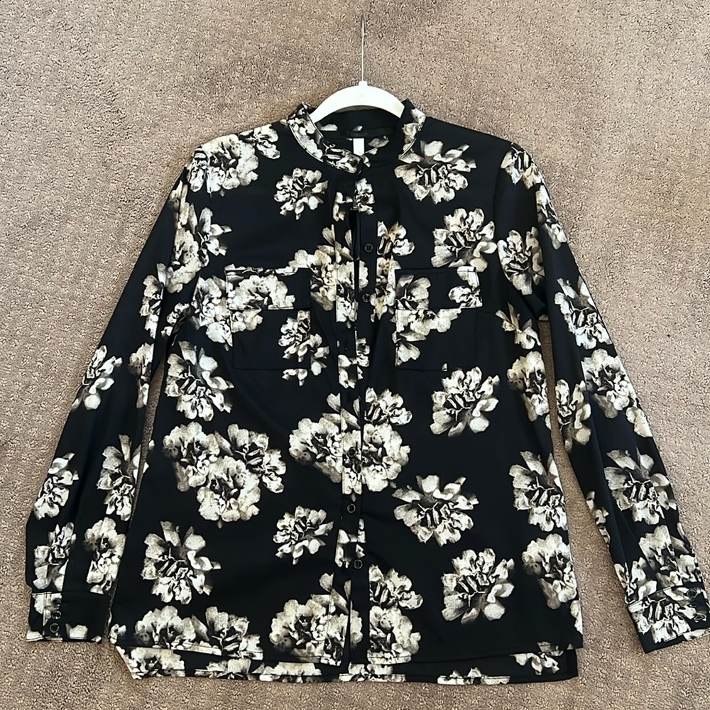 Kensie XS button down ladies shirt with floral print in black & white
